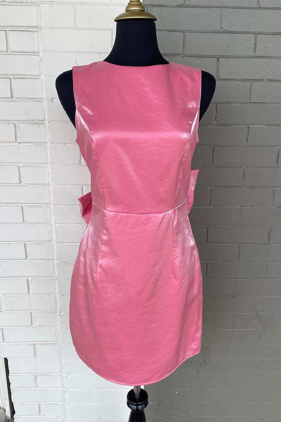 Vestido corto de fiesta con cuello redondo y lazo en la espalda
